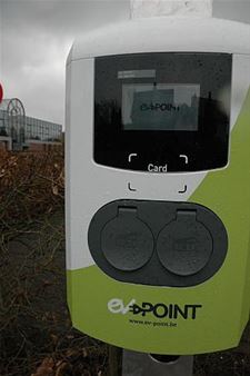 Eerste elektrische laadpaal op Syntra-parking - Neerpelt