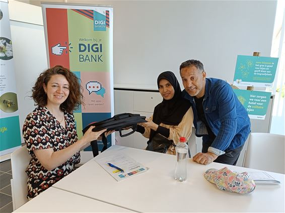 Eerste laptops via Digibank uitgeleend - Beringen