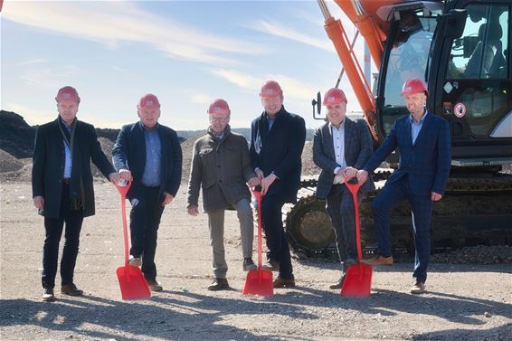 Eerste spadesteek voor H.Essers in Kristalpark III - Lommel