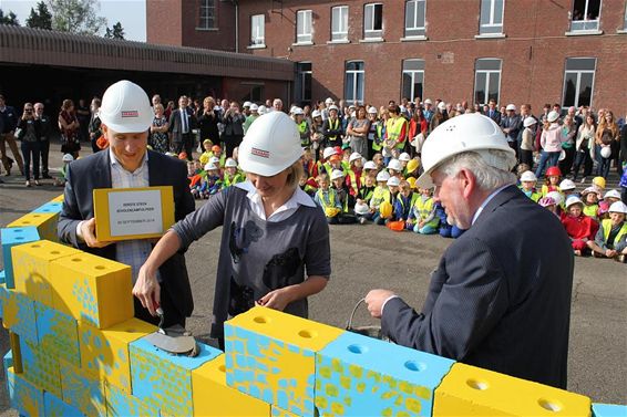 Eerste steen nieuwe scholencampus gelegd - Peer