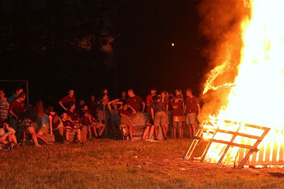 Einde zomerkamp met groot kampvuur - Beringen