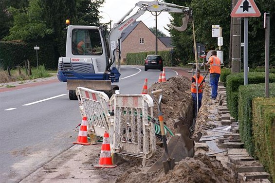 Elektrische leiding gaat onder de grond - Overpelt