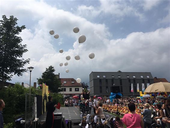 Emotioneel moment tijdens schoolfeest - Pelt