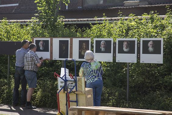 En maar foto's ophangen - Overpelt