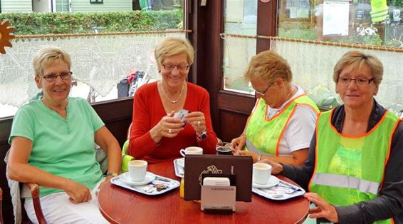 Even uitrusten tijdens fietstocht - Meeuwen-Gruitrode