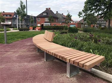 Extra banken op dorpsplein in Paal - Beringen