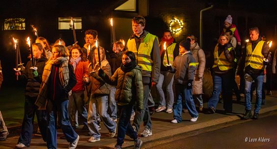 Fakkeltocht bracht licht bij start van de advent - Pelt