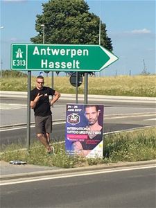 Fans tattoofestival ruimen massaal reclameborden - Beringen