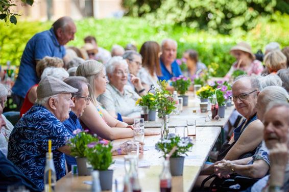 Feest in ’t Park brengt senioren samen - Oudsbergen