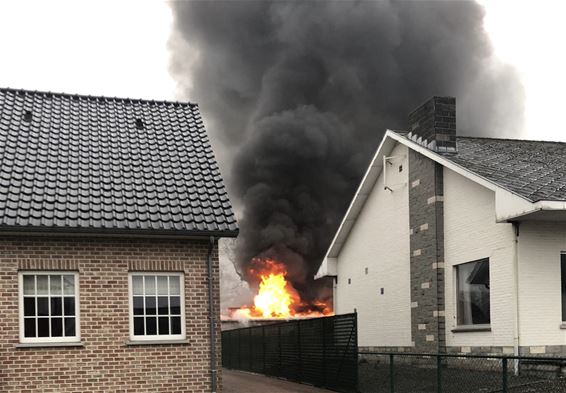 Felle brand verwoest garage met oldtimers - Beringen