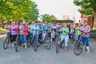 Femma  geniet al fietsend van de zomer - Lommel