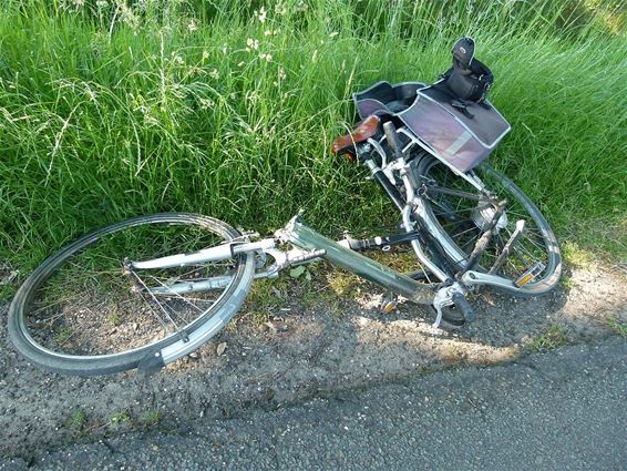 Fiets breekt in tweeën - Peer