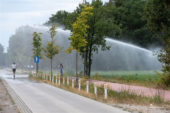 Fietsen door het water... in de Zandstraat - Pelt