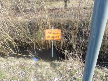 Fietsers afstappen - Beringen