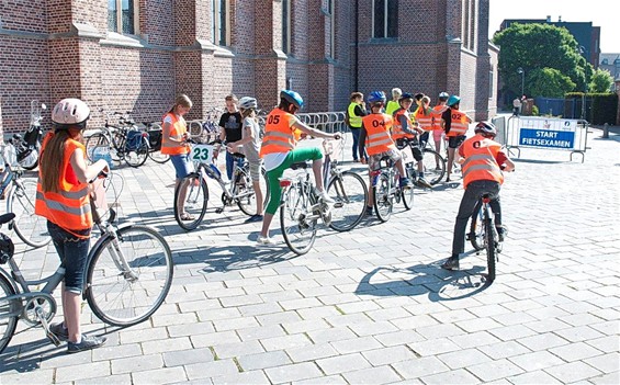 Fietsexamens onder een heerlijk zonnetje - Lommel