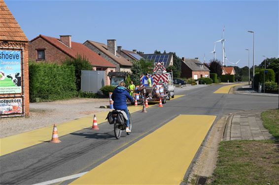 Fietssuggestiestroken in het okergeel - Beringen