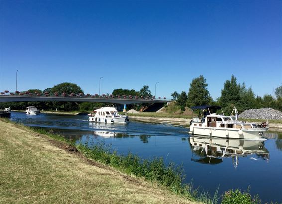 Filevorming op het kanaal... - Neerpelt