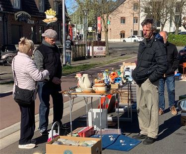 FM Goud zorgt voor sfeer op rommelmarkt in Peer - Peer