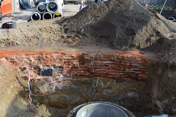 Funderingen oud poortgebouw blootgelegd - Peer