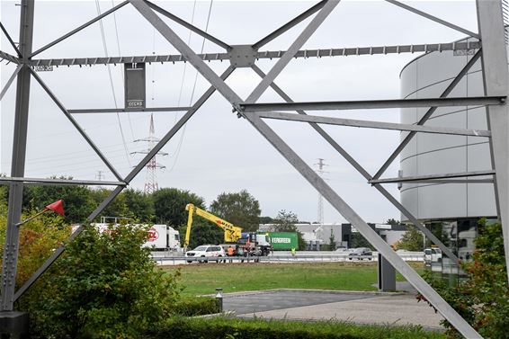 Gat in wegdek door overslag hoogspanning - Beringen