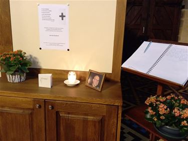 Gedenkplek en rouwregister voor pastoor Kris - Peer
