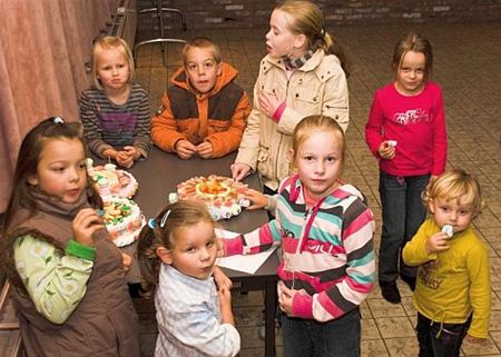 Geen smurfen- maar snoeptaart op buurtfeest - Neerpelt