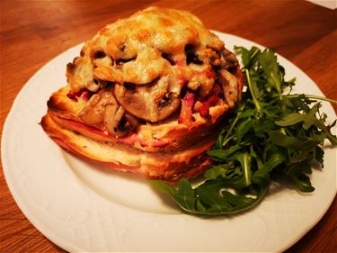 Gegratineerde croque met spekjes en champignons - Beringen & Leopoldsburg