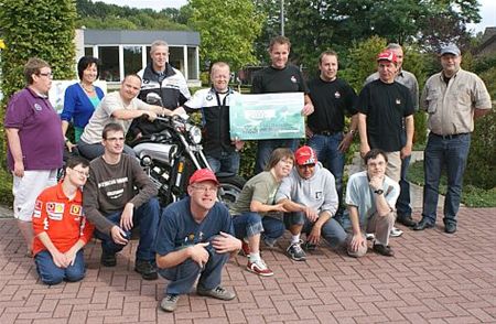 Geld van de Liller Bikers voor 't Fierkant - Neerpelt