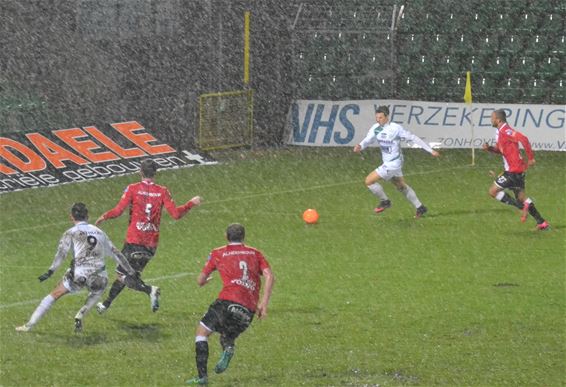 Gelijkspel tegen de leider voor Lommel United - Lommel