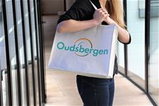 Gemeente deelt herbruikbare winkeltassen uit - Oudsbergen