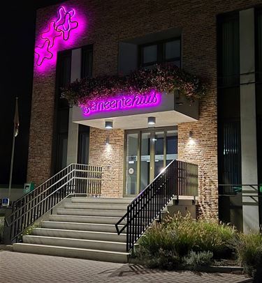 Gemeentehuis in roze gloed tegen borstkanker - Bocholt