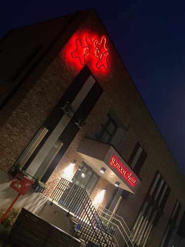 Gemeentehuis kleurt oranje-rood - Bocholt