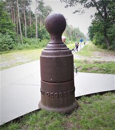 Geodetisch punt en fietsen door de bomen - Lommel