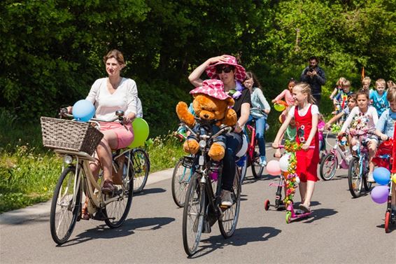 Gepimpte fietsen bij het begin van de kermis - Overpelt