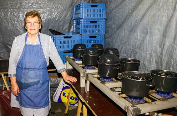 Germaine kookt al 40 jaar mosselen - Beringen