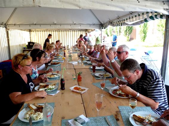 Geslaagd buurtfeest: ontmoeting en lekker eten - Peer