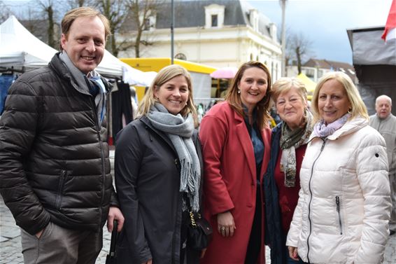 Gespot: Gwendolyn Rutten op de woensdagmarkt - Lommel