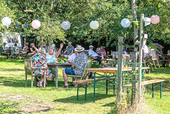 Gezellig onder de appelbomen - Beringen