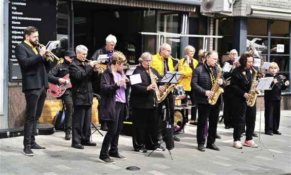 Gezellige muziek met TeuteMèLeut op Lentekoopjes - Lommel