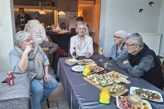 Gezellige nieuwjaarsborrel in de Haagdoornstraat - Pelt