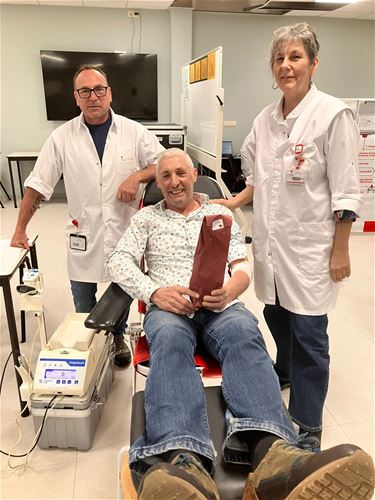 Gilbert Claes bereikt mijlpaal van 100 bloedgiften - Pelt