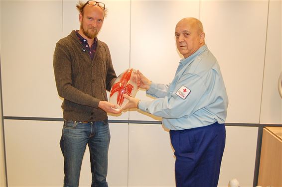GlazenHuis schenkt kunst voor Rode Kruis - Lommel