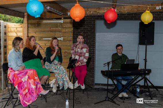 Gluren naar Klavier in de tuin van Greet - Lommel