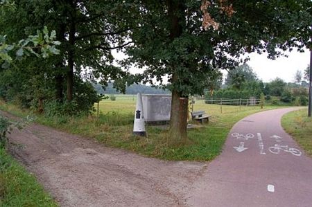 Grenspalen staan er weer - Lommel