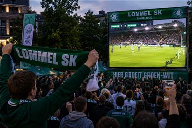 Groot scherm op Hertog Janplein voor Lommel SK - Lommel