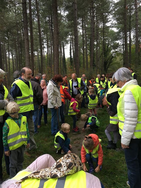 Grootouders en kleuters op halloweentocht - Peer