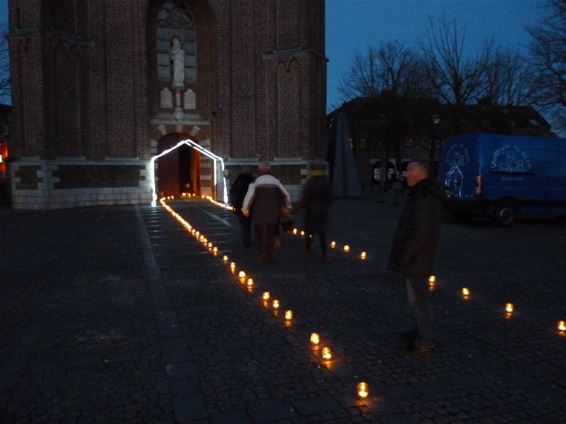 Grote belangstelling voor verlichte stadswandeling - Peer