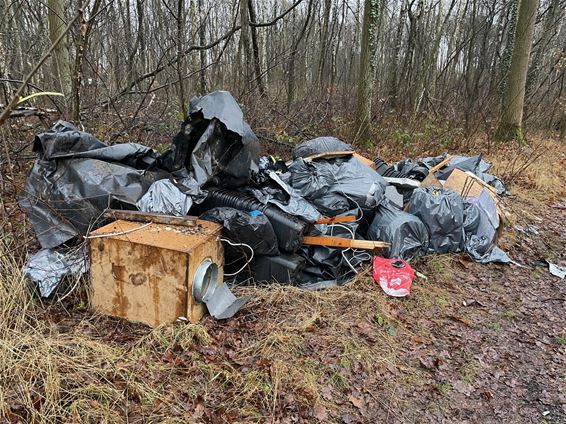 Grote hoeveelheid drugsafval gevonden - Beringen