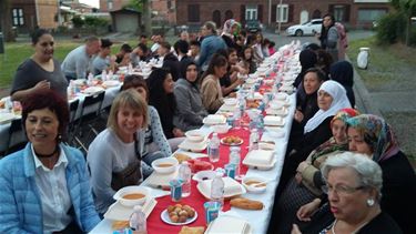 Grote iftartafel op Eeuwfeestplein - Beringen