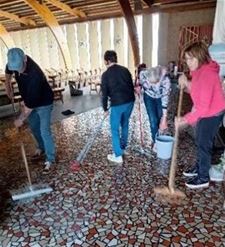 Grote kuis in kerk van Wauberg - Peer